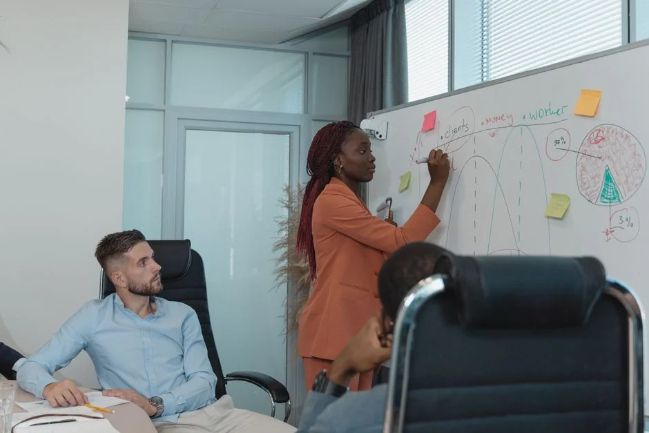Post-its présentant des idées de marketing pour les fêtes, destinées aux campagnes de Noël sur les réseaux sociaux et par e-mail.